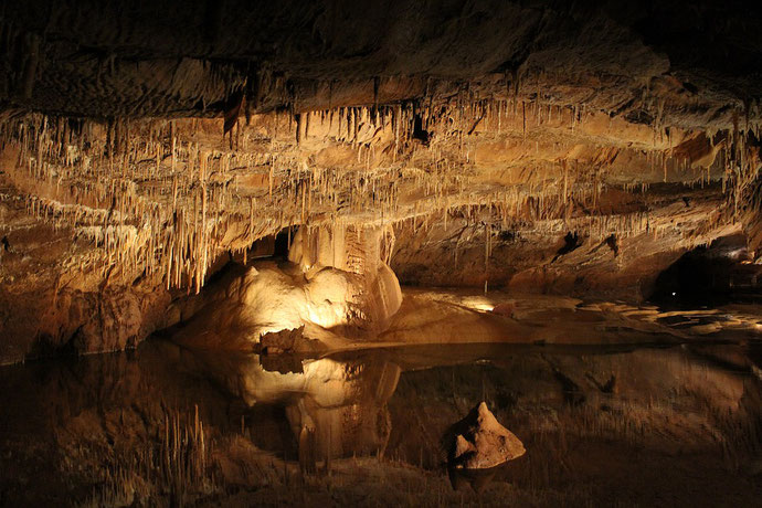Image: Grottes de Lacave, Lot, France. Public domain.