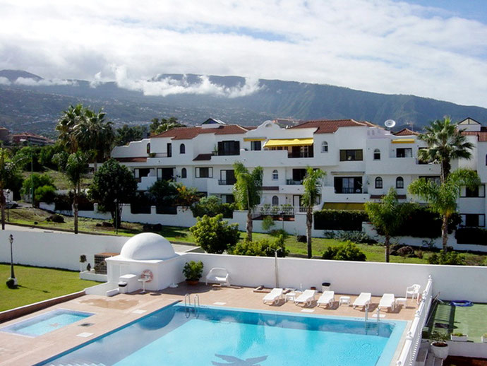 Über den Pool blickt man bis zum Teide.
