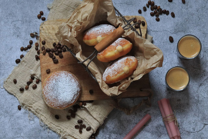 Krapfen in einem Korb