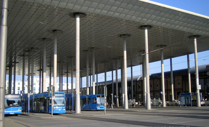 Entrada principal de la estación de Kassel-Wilhelmshöhe, con la parada de tranvías y de autobuses