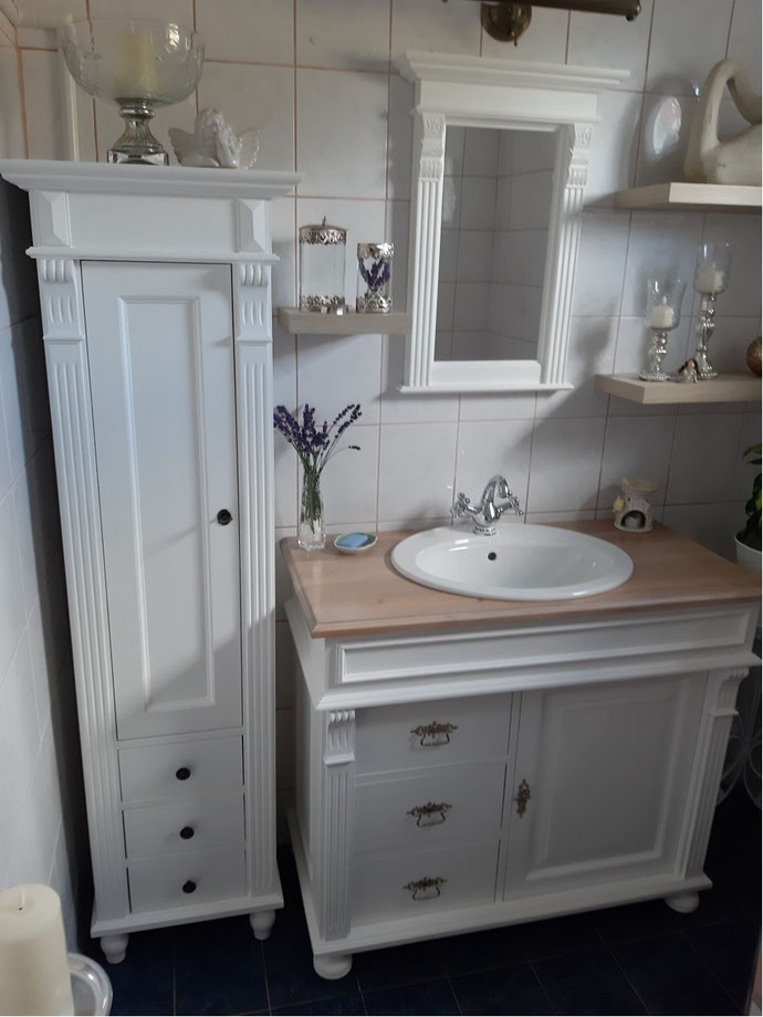 Landhaus Waschtisch "Mersey", Spiegel "Rail M"und Beistellschrank "Marillé" von Land und Liebe