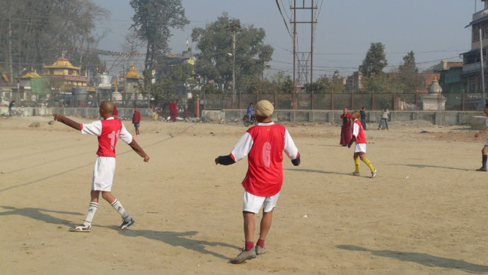 Partie de foot au pied de Swoyambunath