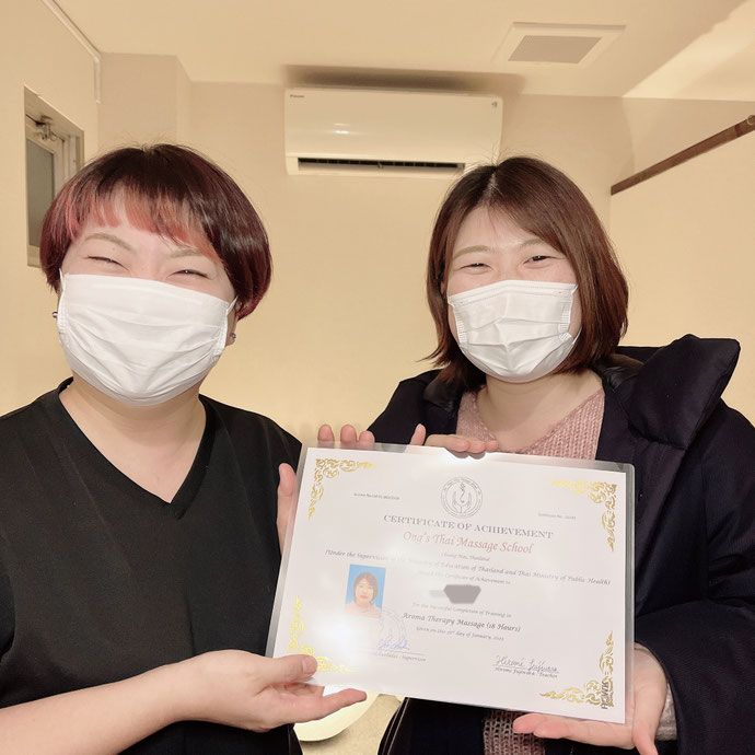 タイ古式マッサージスクール「ジムサヤーム」にて、タイ式オイルトリートメントを学んだ生徒さんとのディプロマ授与時に記念写真。看護師の仕事をしながら通われました