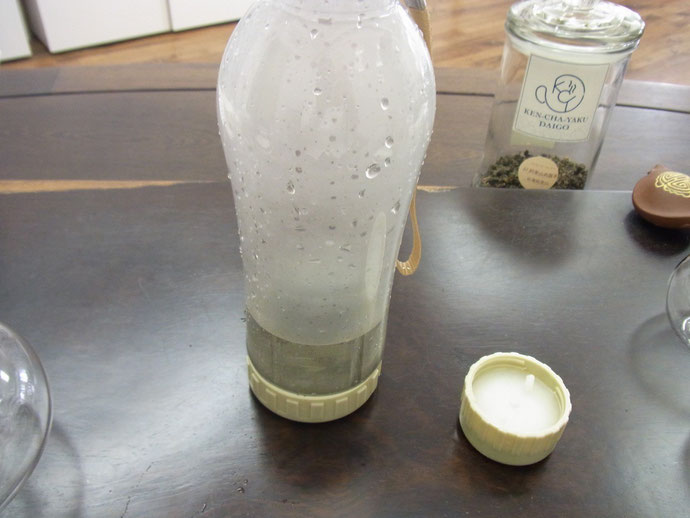 お湯を少し入れます。