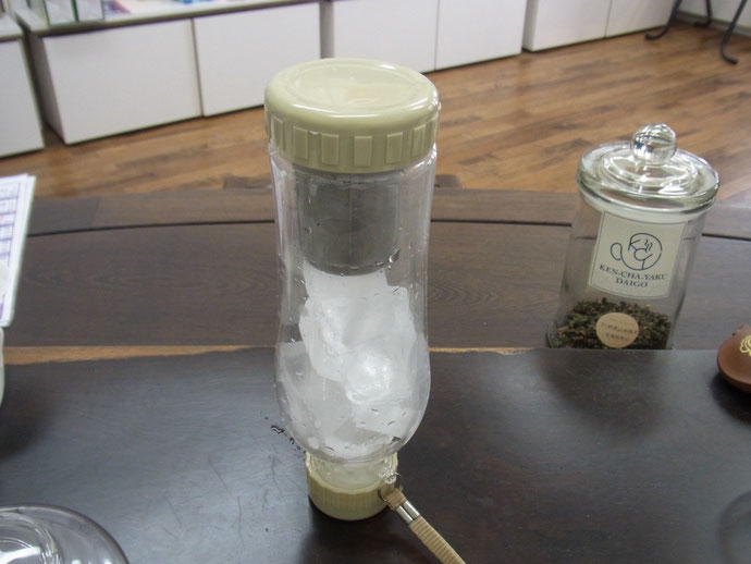 マイボトルに氷を入れます。