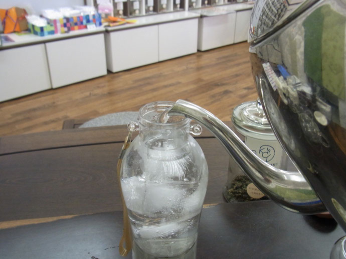 マイボトルに水を入れます。