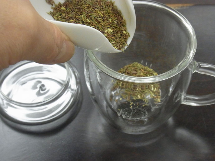 茶こしに茶葉を入れます。