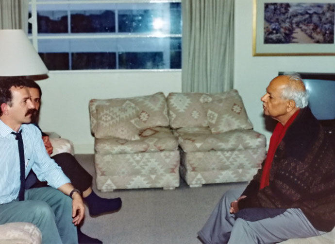 Bhau Kalchuri's 1993 visit to Melbourne ; Tony talking to Bhau, Photo taken by George Fricker