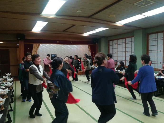 話になって踊るご婦人たち