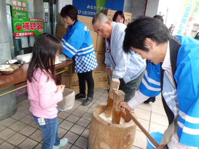 春にお店で行いました餅つき大会での一枚です。
