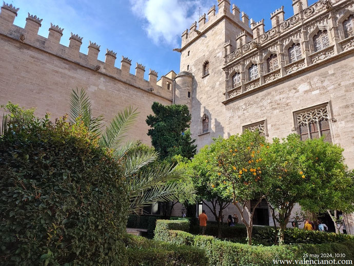 El Patio de los Naranjos es el corazón verde de la Lonja de la Seda de Valencia: un rincón gótico lleno de calma, naranjos y arquitectura histórica.