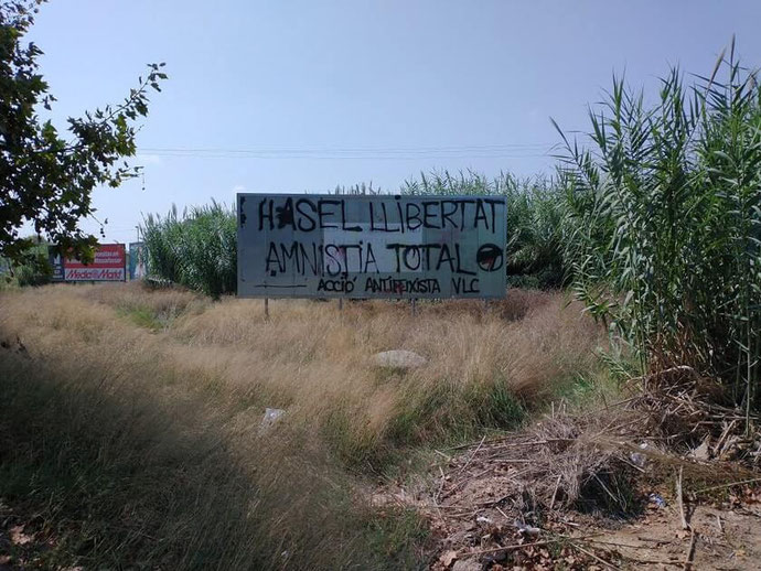 Propaganda  en Benimaclet, València.  De los antisistema, pidiendo la libertad para Hasel...un delincuente. 