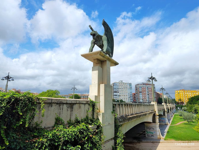El Puente del Reino, une la Avenida del Regne de Valencia con la Avenida de Francia. Construido por el ingeniero catedrático de la Universidad Politécnica de Valencia Salvador Monleón Cremades.