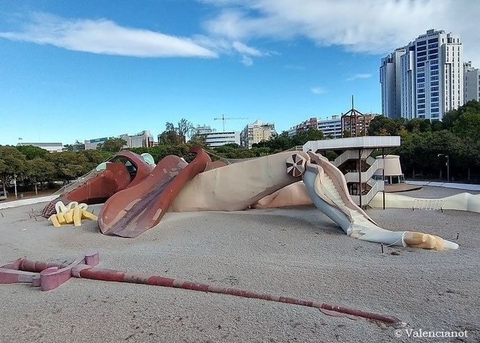 El Parque Gulliver es un parque que se encuentra en el Jardín del Turia de Valencia con una escultura monumental de Gulliver de 70 metros, que es la atracción del parque.