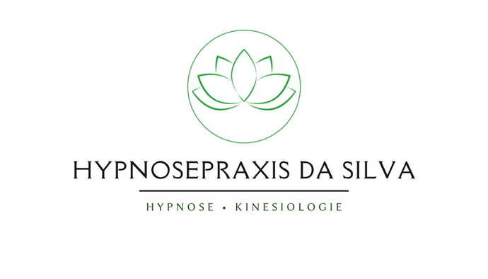Weißer Hintegrund mit grünem Logo von Lilie. Hypnose Kinesiologie als Wörter.