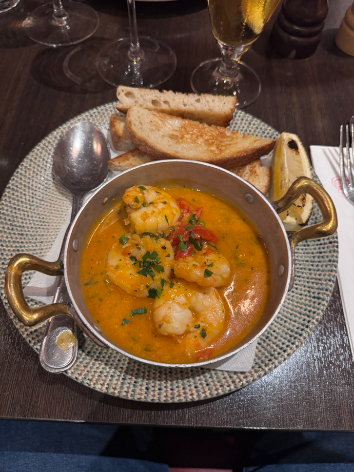 Scampi an einer Knoblauch und Peperoncini-Sauce. In dieser Essenskategorie etwas vom besseren das ich seit langem gegessen habe.