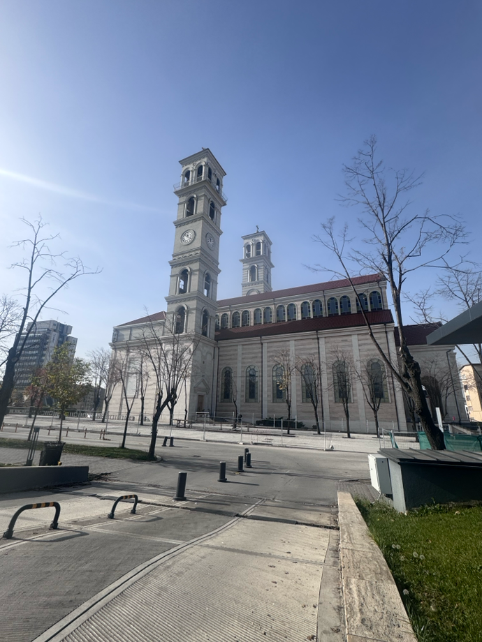 Aussicht bei der Ausfahrt aus dem Parkhaus. Die Kathedrale Mutter Theresa steht in ihrer ganzen Pracht direkt vor uns.