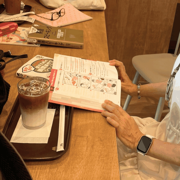 奈良のカフェで英会話レッスンを受ける30代女性