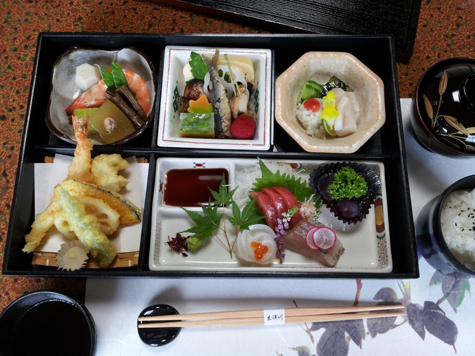 山城弁当（季節により内容が異なります）