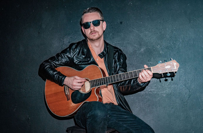 Der Schweizer Singer/Songwriter Johnethen Fuchs stellt am 14. August im Sudhaus Waldbiergarten in Tübingen sein drittes Album "Enlightened Visions" vor. Musikalisch ist der Winterthurer vom Brit-Pop geprägt. Foto: Promo