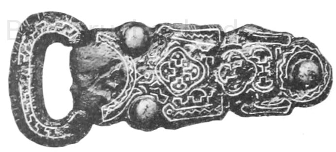 Schnalle mit Beschlag, 11,5 cm. Fundort Leudesdorf bei Andernach. Museum Bonn. Eisen, mit Silber tauschiert, die Nägel aus Erz.