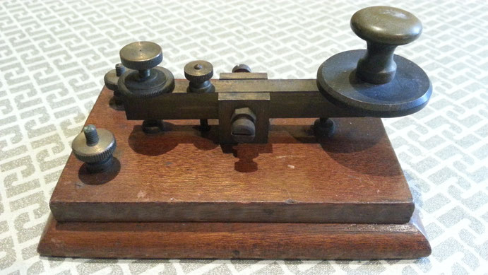 Early Dyna telegraph key with brass hardware - 1925