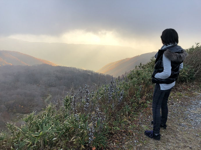 登山道から夕陽を望む