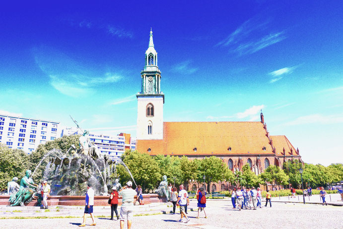 Die Nikolaikirche gegenüber vom Roten Rathaus, sie steht unter Denkmalschutz.