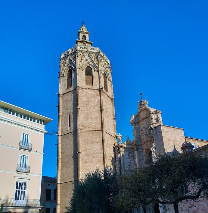 El campanario octogonal de la Catedral de Valencia se le conoce como el Miguelete de 68 metros de alto y construido en 1380 , ofrece unas vistas impresionantes de la ciudad.