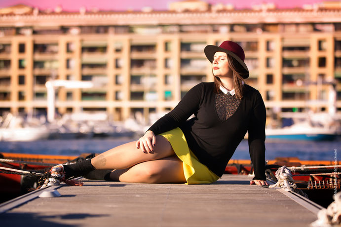 CHIC WITH CURVES BLOG MODE MARSEILLE LOOK JUPE PATINEUSE EN LAINE JAUNE PRIMARK BOTTINES DAIM GROS TALON ELASTIQUE ANDRE PULL NAFNAF COL CLAUDINE DENTELLE CHAPEAU THE KOOPLES