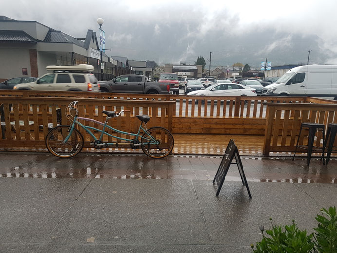 Ein Blick vom Außen-Stehcafe Sqamish