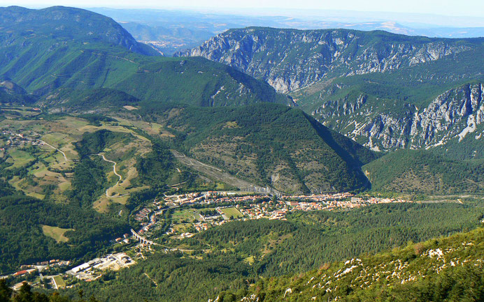 Sentier de la Forêt d'En Malo - vue sur Axat et les Gorges de la Pierre Lys - Rando Pyrénées Audoises