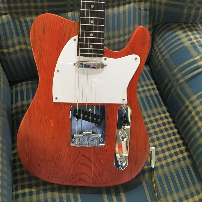 Meine erste selbst gebastelte Gitarre, ein Tele-Nachbau. Uraltes Fichtenbrett vom Nachbarn, Hardware und Griffbrett von einem Bausatz.