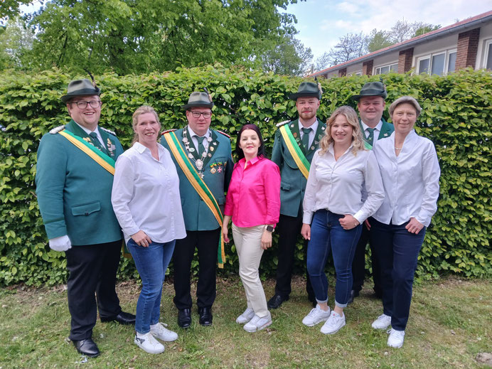 Das Herbramer Königspaar 2026 Sven & Valentina Avenarius mit ihrem Hofstaat Julian & Nadine Vogt, Manuel Beckmann & Pia Lappe sowie Patrick Vogt & Sabrina Löhr