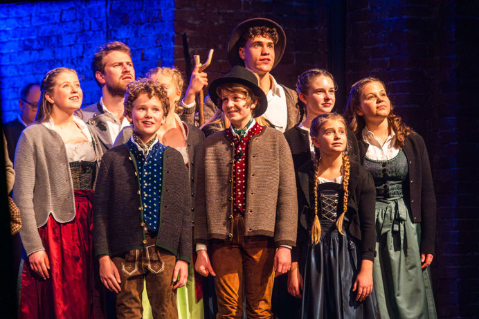 Baritone Linus Mödl und Marvin Adams mit Kindersolisten der Engelsstimmen in der Münchner Residenz.