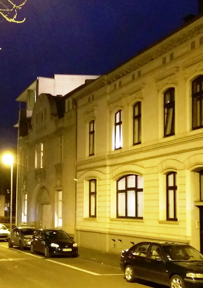 Hell erleuchtet - die denkmalgeschützte VILLA ARTIS in der kleinen Ruhrstaße 3 in Mülheim City