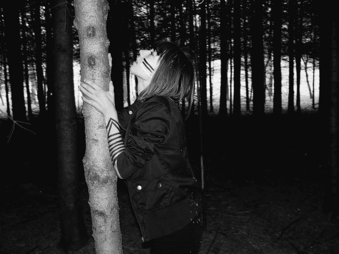 laura deberle photography forest wander wild explore forest female wanderer dark