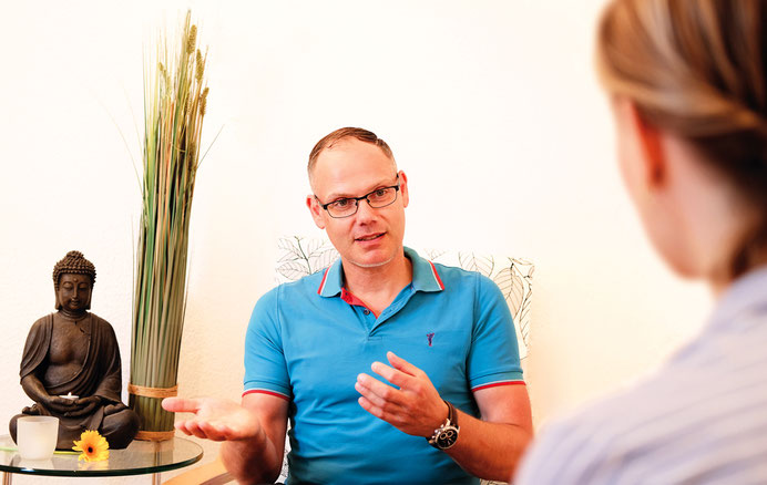 Hypnosecoach Andreas Strahl mit Klientin in Bonner Therapiepraxis, Therapeut kennenlernen und mit Ihrem Unbewussten die Lösung finden 