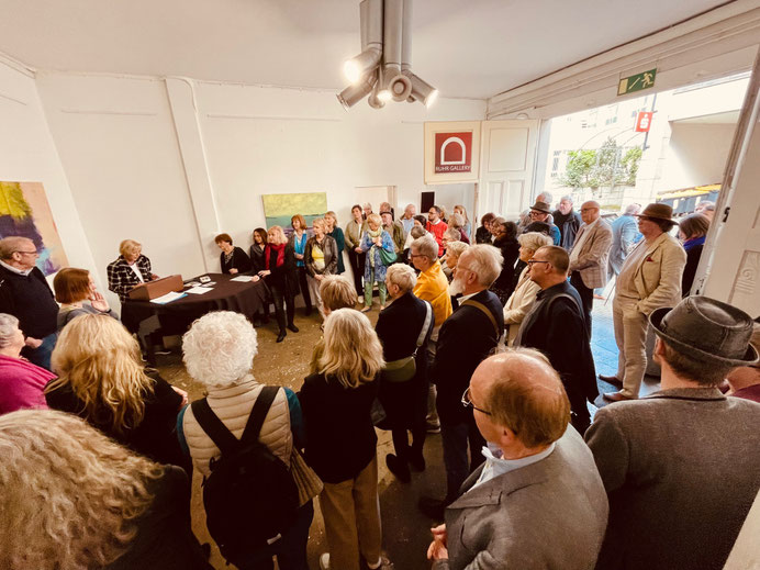Vernissage in der Eingangshalle der Villa Artis in der Ruhrstr. 3 / Ecke Delle in der Ruhrtalstadt Mülheim