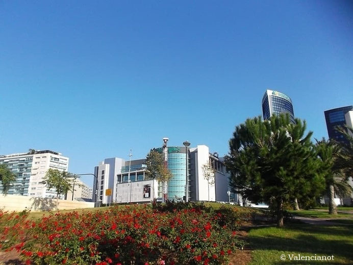 Centro comercial Aqua y el Corte Inglés en la Avenida de Francia de Valencia