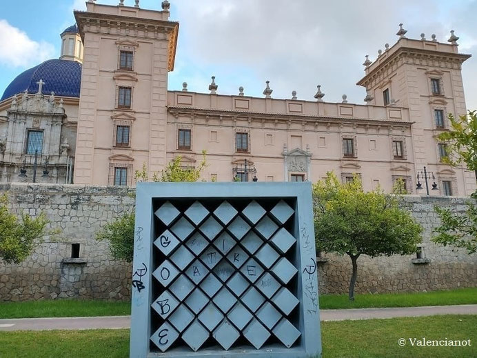 El Museo de Bellas Artes San Pio V, se encuentra al lado de los Jardines del Real o Viveros de Valencia