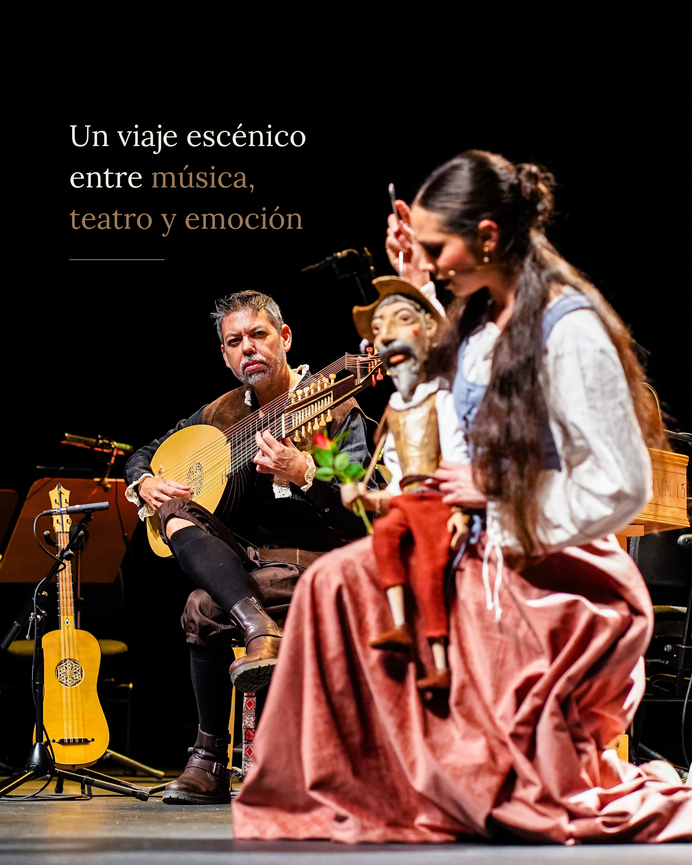 Emilio Villalba tocando el archilaúd en el espectáculo de títeres Quixote, en un lugar de la música