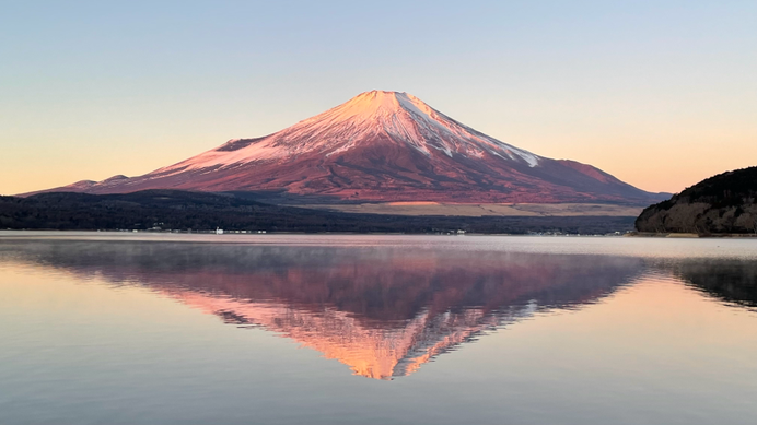 先週の紅富士をお届けします♡マイナス８℃で冷え込みましたが、例年より暖冬で湖がまったく凍っていないんですよ♪