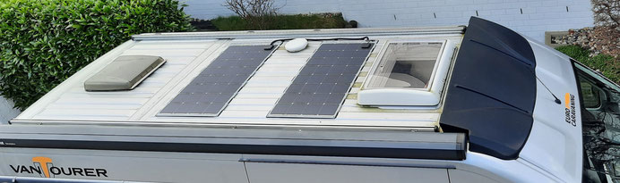 zwei semiflexible Solarmodule auf dem Dach unseres Kastenwagens 