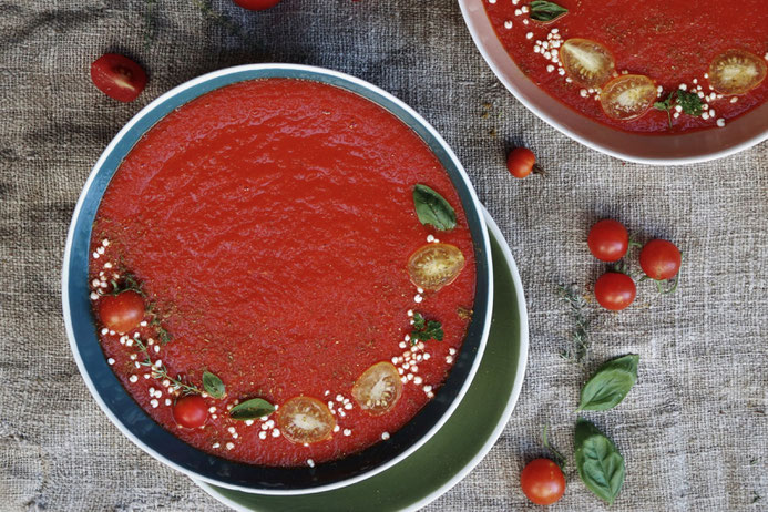 Tomatensuppe auf einem Teller