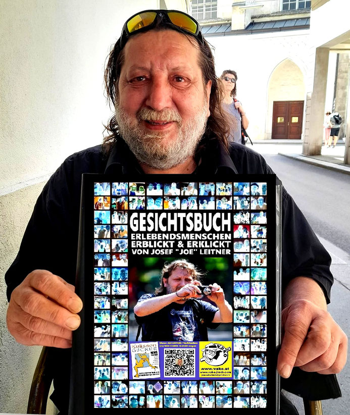 Joe "VAKO" Leitner mit Printbuchprojektmustercover. Foto beim Palais Palffy Wien von Herrn Direktor Erich Peischl 