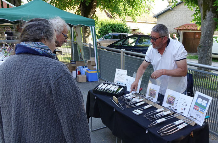 Fabriquée en France, médaillée d'argent au Concours Lépine, la pince à roulettes barbecue et cuisine Grille'up est dans la place !