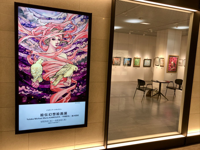 妻：森木愛琥もサイネージに作品表示：ギャラリー窓から見えるギャラリー内風景