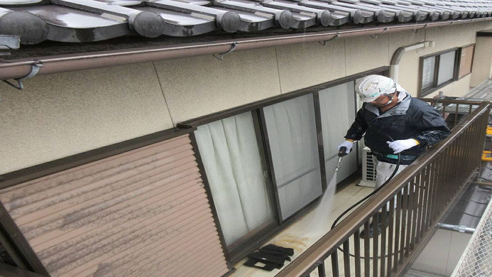 養老町、大垣市、平田町、南濃町、海津町、上石津町、輪之内町で外壁塗装工事中の外壁塗装工事専門店。養老町宇田で外壁塗装工事/高圧洗浄作業中