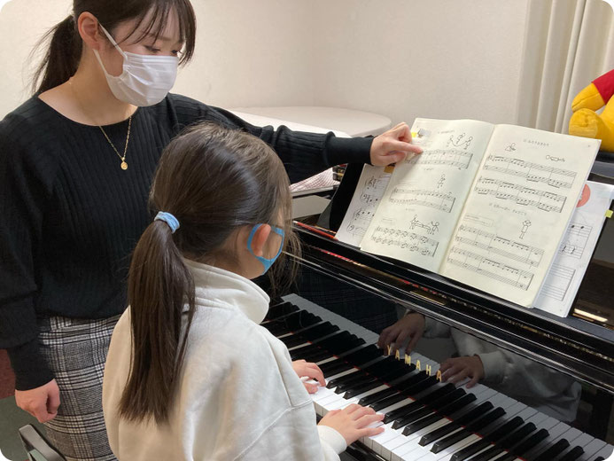 【写真】女の子のお子様のピアノレッスンの様子｜音楽教室スタジアス